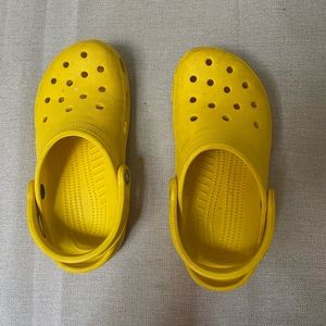 Yellow crocs W6